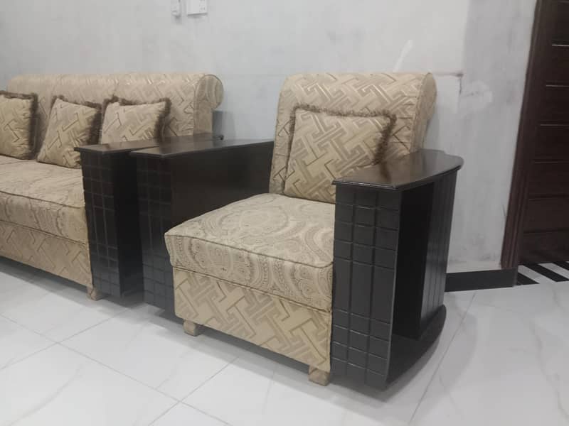 6 seater sofa set with one square shape table 1