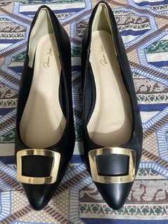 Leather black pumps