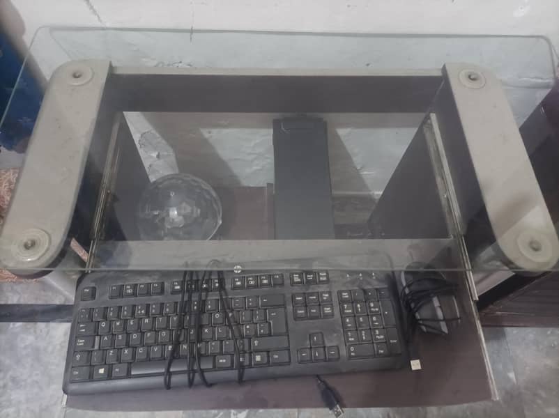 COMPUTER TABLE. 0
