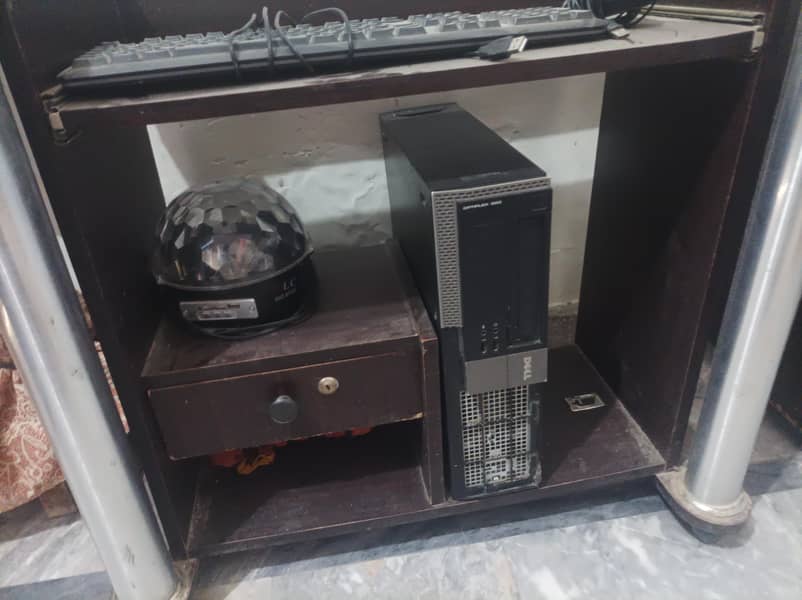 COMPUTER TABLE. 4