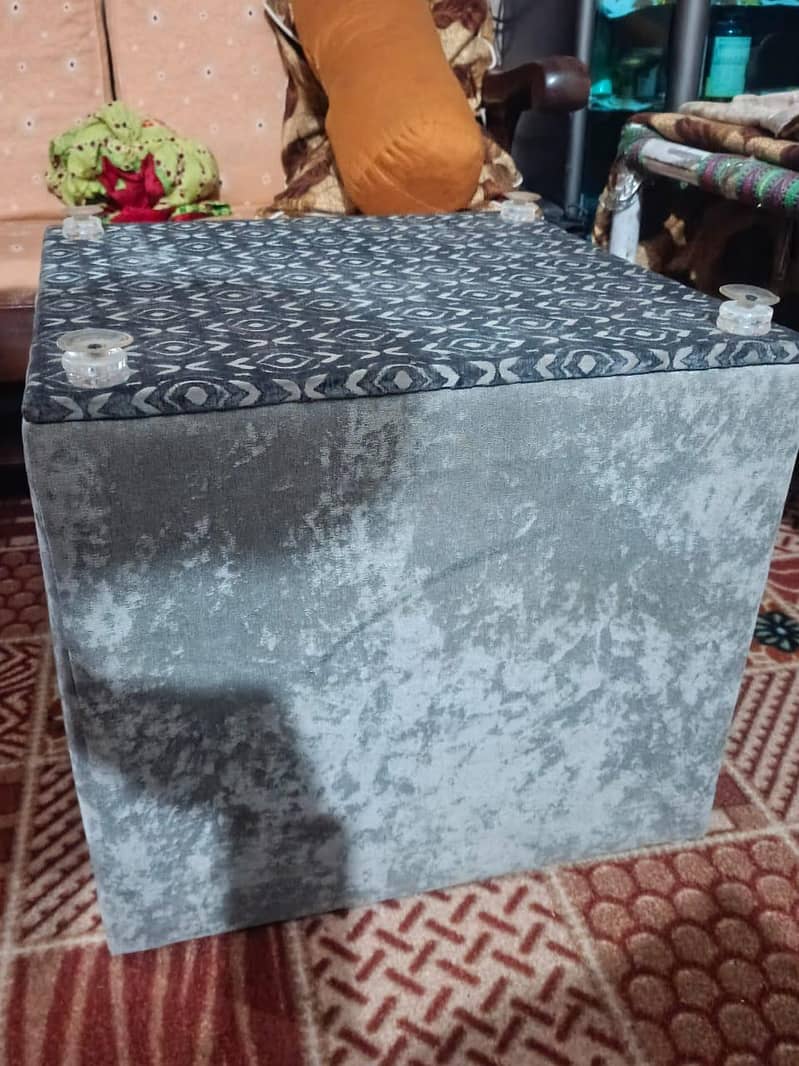 2 side tables in very good condition 0