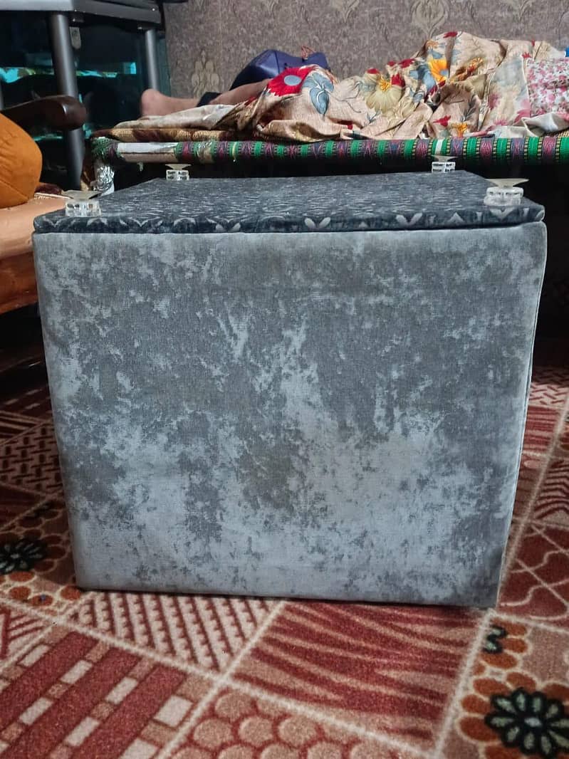 2 side tables in very good condition 1