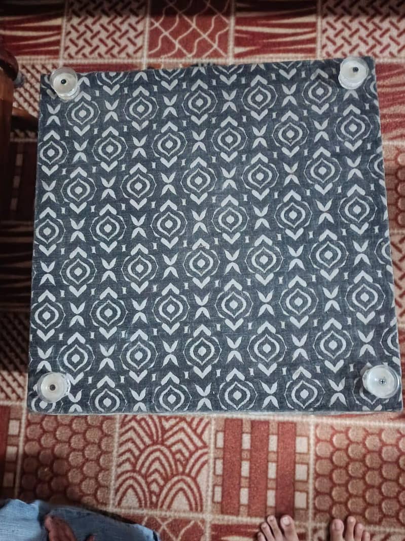 2 side tables in very good condition 3
