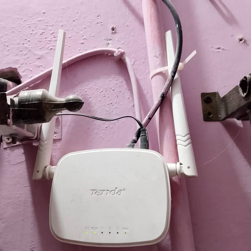 Tenda wirelesswireless Router 10/10 Condition 3