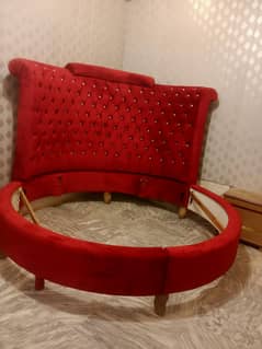 Round double bed
