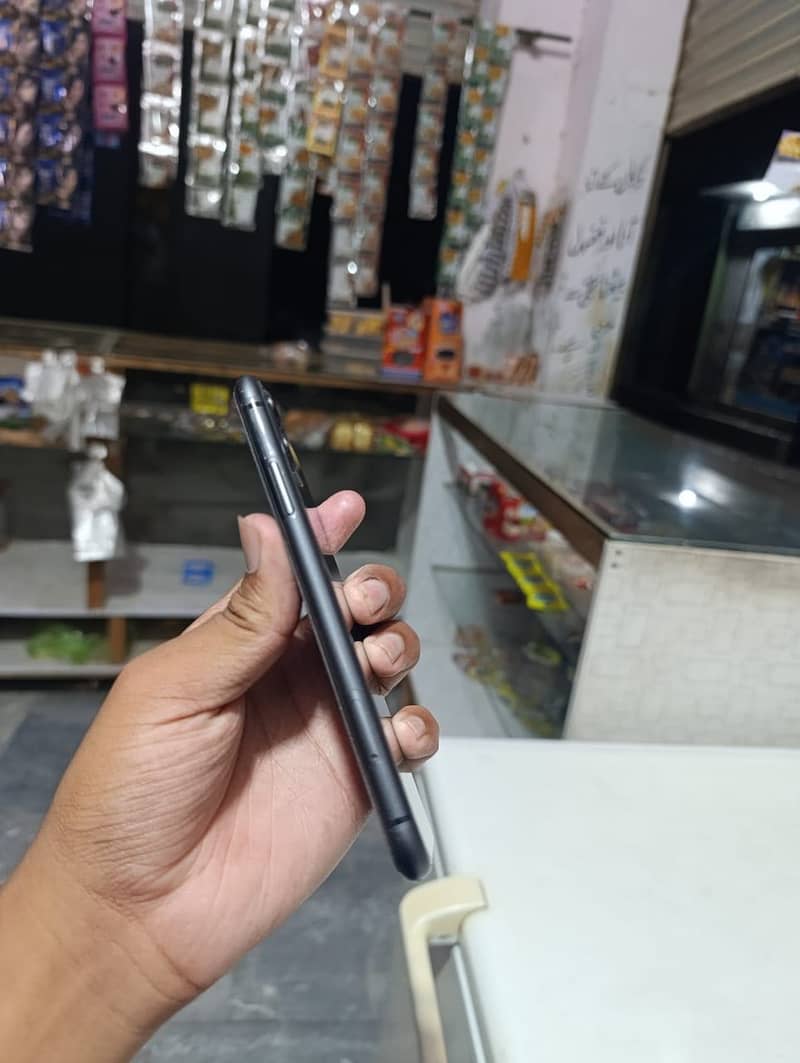 Iphone 11 with box non pta factory unlock 1