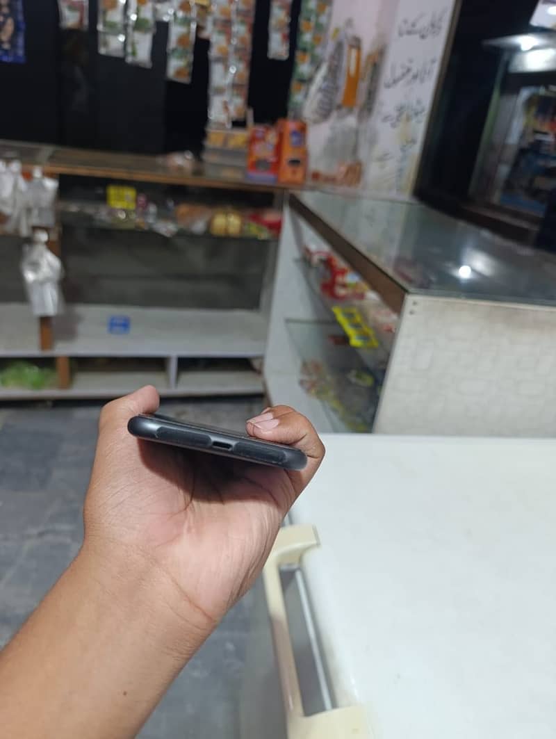 Iphone 11 with box non pta factory unlock 2
