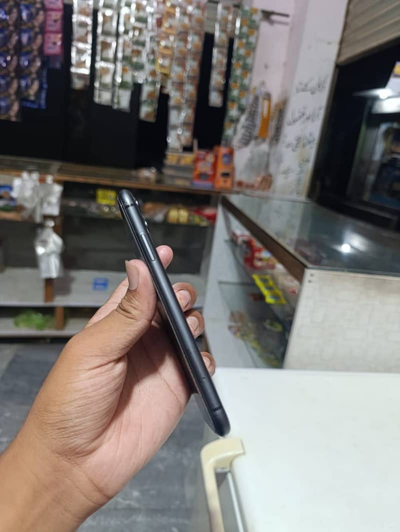Iphone 11 with box non pta factory unlock 3