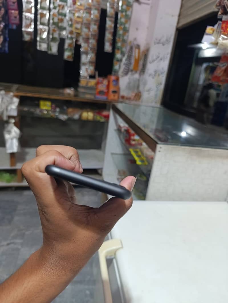 Iphone 11 with box non pta factory unlock 5