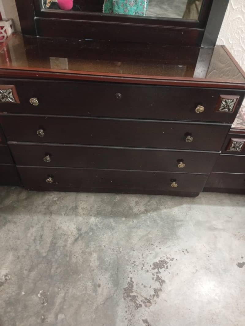 King size double bed with side tables and dressing table 2