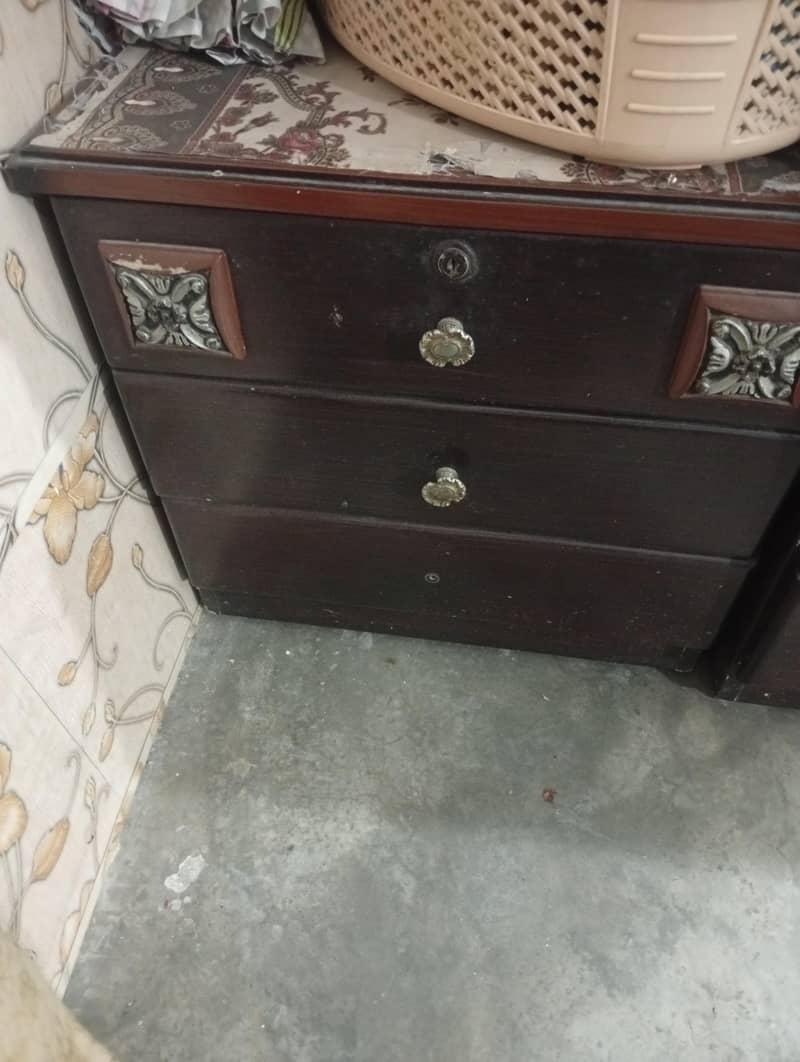 King size double bed with side tables and dressing table 3