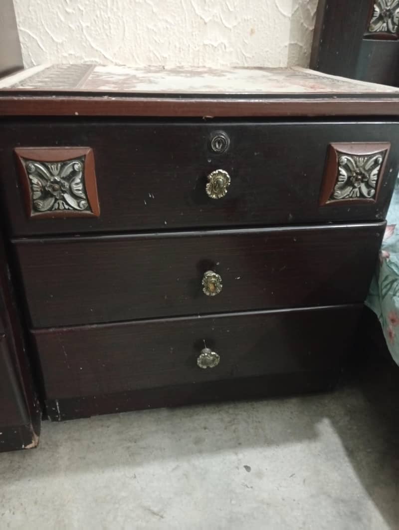 King size double bed with side tables and dressing table 4