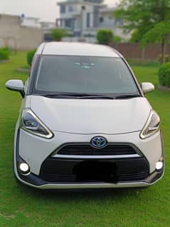 Toyota sienta g hybrid Top of the line full option