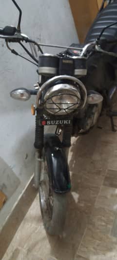 Suzuki GS 150 2015