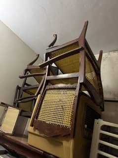لکڑ کی کرسی اور ٹیبل خالص بِیار سے تیار کردہ