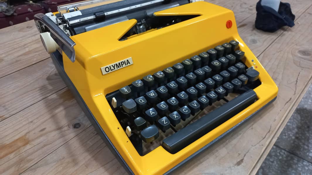 vintage 1970s Olympia sm8 yellow color typewriter 1