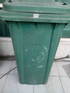 dustbin good condition no damage