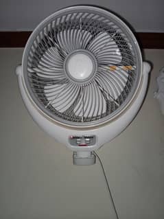 Bracket fan like new