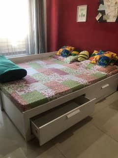 Convertable bed double to single