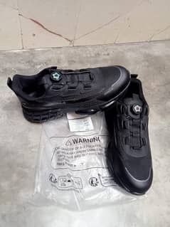 I'm selling a brand new pair of HONG-G Safety Shoes (EU Size 47).