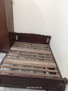 Bed Pure wood hai chip board patex nahi hai