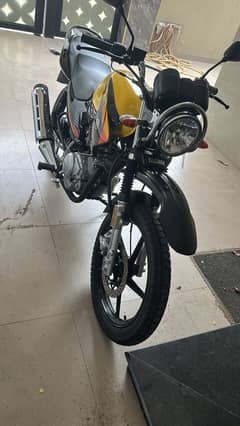 Yamaha YBR 125G. SPORTY DESIGN.