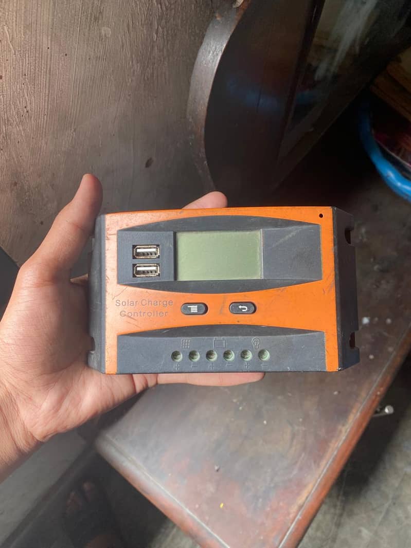 Solar charge controller PWM 20A (12v / 24v ) Good working condition. 0