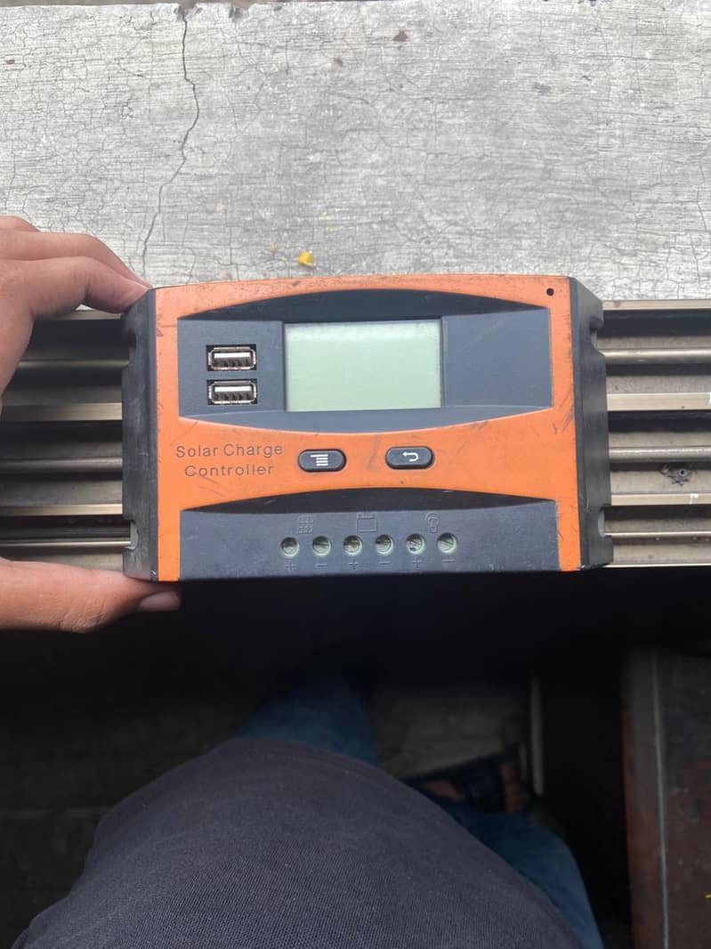 Solar charge controller PWM 20A (12v / 24v ) Good working condition. 1