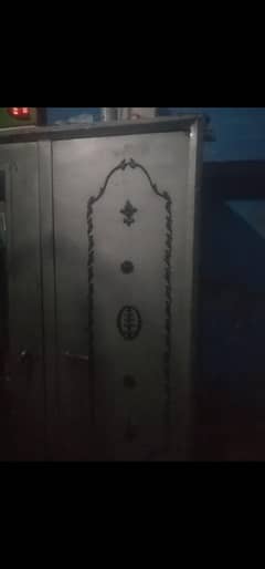 Almari he purani Bhari he sahi he use men argent sell