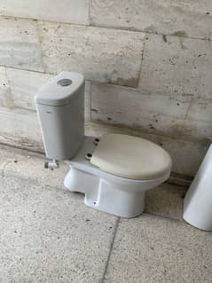 Old kamod and sink
