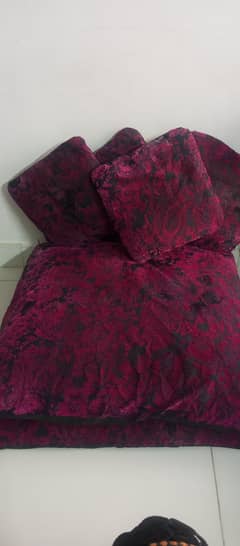 2 floor cushions with 4 small cushions