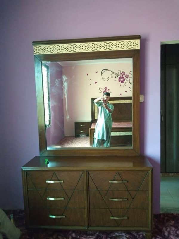 king Size bed set with dressing and side tables. 0