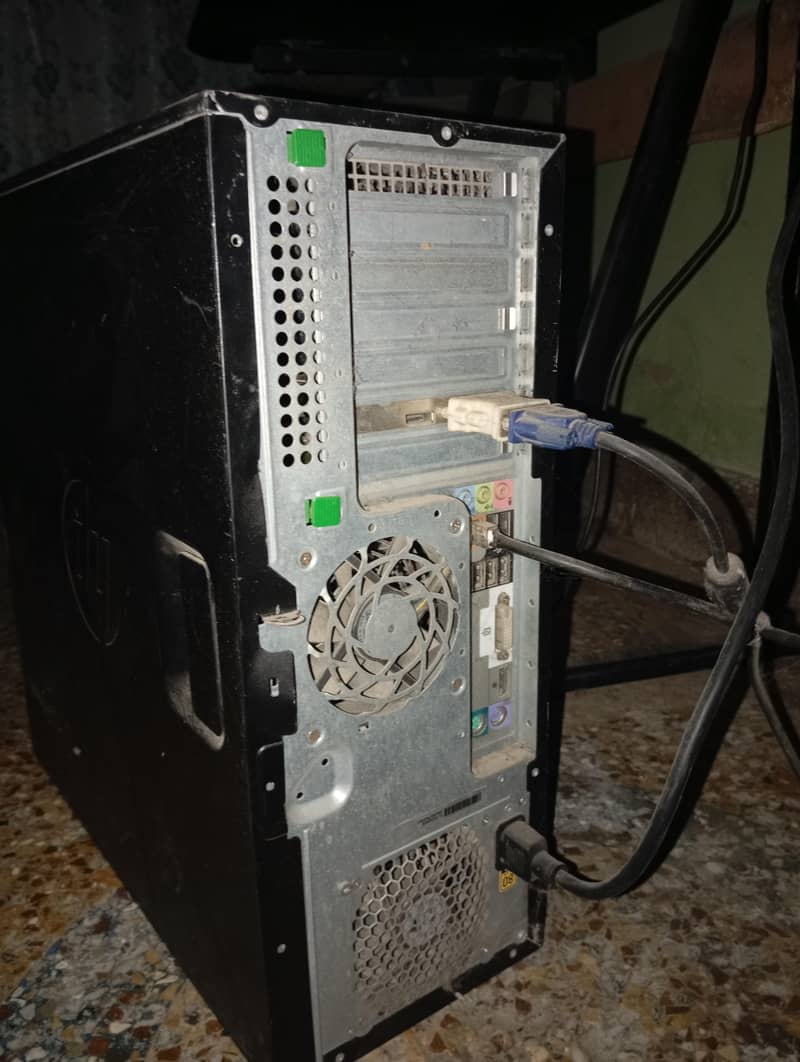 good condition i7 2 generation desktop and  Lcd keyboard mouse 1