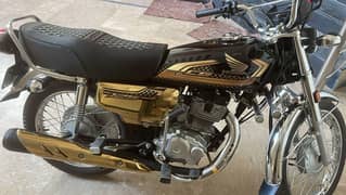 Honda 125 black gold edition