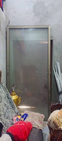 iulmuinum door  barber shop