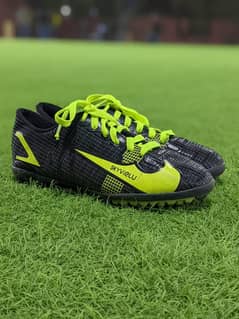 football shoes/grippers