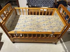 Swingable baby cot