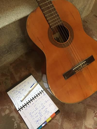 GUITAR & VOCALS SIGNING TEACHER AVAILABLE IN KARACHI