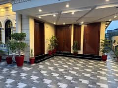 Top city 10 Marla house for rent