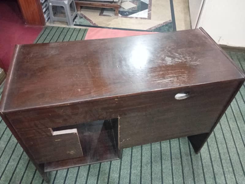 Computer Table for sale in good condition 1