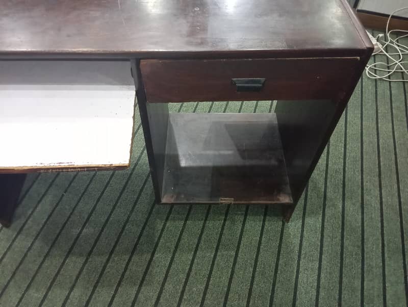 Computer Table for sale in good condition 4