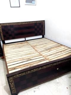 bed or 2 side table urgent for sale matress ni hai sath sirf bed h