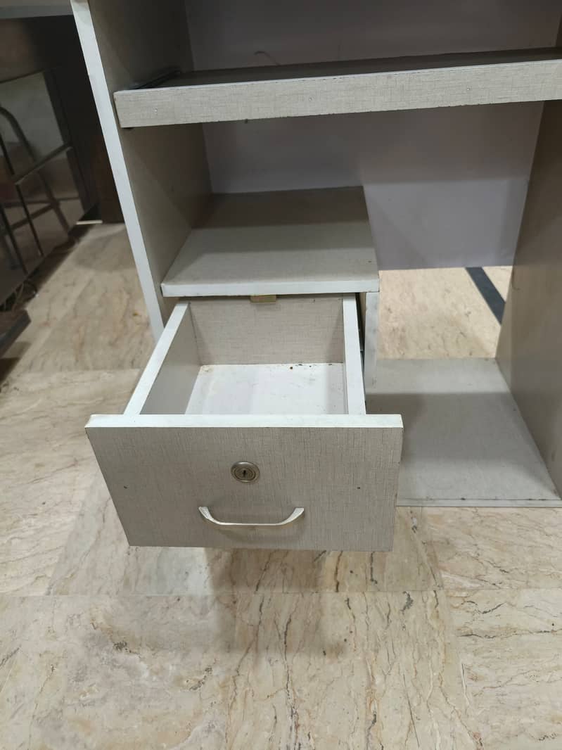 Computer Table  10/10 condition 5