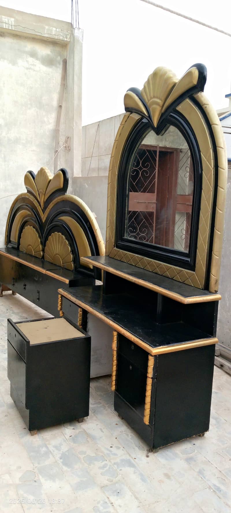 Double bed and Dressing table . 0