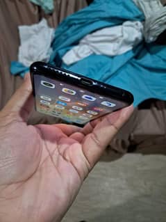 11 t pro box saat hai charger ni hai