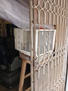 window AC bohat behtreen cooling All okay price 40k 03246887251