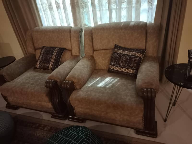7 seater sofa with center table n 2 side tables 2