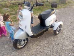 Evee Nisa 3-Wheel Electric Scooty – Like New Condition