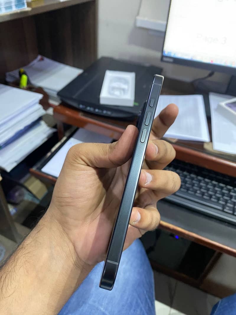 iPhone 16 pro max 3 cycle count jv 10 days used only 3