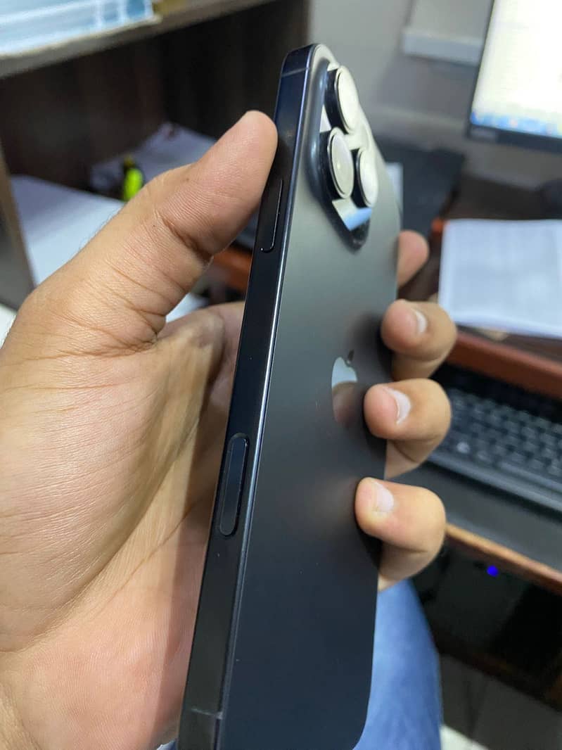 iPhone 16 pro max 3 cycle count jv 10 days used only 6